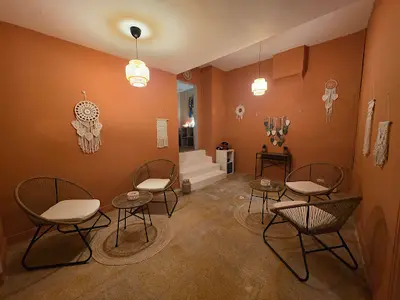 l'Essence Mystic, Énergéticienne Holistique, Boutique Ésotérique, Salon de Thé.