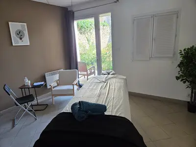 Chloe Crosnier / Kinésiologue & Masseuse