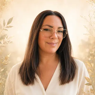 Julie Gabella - Hypnothérapeute – Coach de Vie – Thérapeute Holistique – Numérologue Karmique – Énergéticienne
