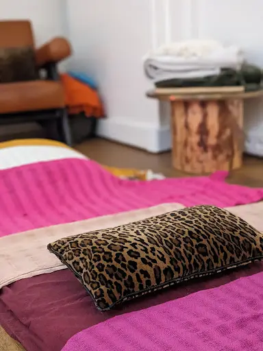 La Maison Douce. Laetitia C., Doula - Accompagnante Périnatal Émotionnel, Soin et Rituel Rebozo, Massages, Hypnonatal