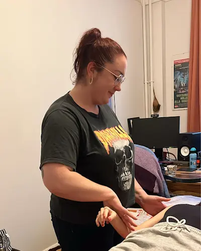 Iseline Kinésiologue : Kinésiologie Adulte Parents Enfant Bébé - Paris 20ème - Xxème