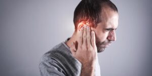 Otite et douleur d’oreille chez l’adulte : quelles sont les causes possibles ?