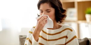 Rhinite allergique (rhume des foins) : comment soulager ces éternuements à répétition ?