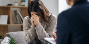 Dépression chez l’adulte : causes, symptômes et solutions pour s’en sortir