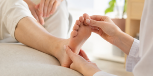 Ongle incarné, cassé ou retourné : comment éviter l’infection et soulager la douleur ?