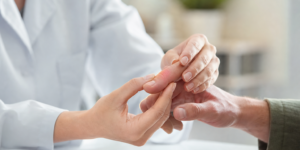 Panaris : comment traiter cette infection douloureuse du doigt ?