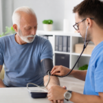 Jean-Marie Bigard après trois AVC : ce que révèle son témoignage sur les risques cardiovasculaires jean-marie-bigard-trois-avc-sante-risques-cardiovasculaires-1784533683897.png