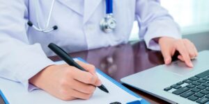 Pourquoi de plus en plus de patients interrogent une IA avant de consulter un médecin